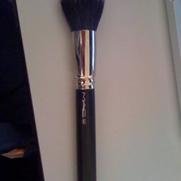 MAC 187Synthetic Duo Fibre Face Brush - Picture 2 of 3